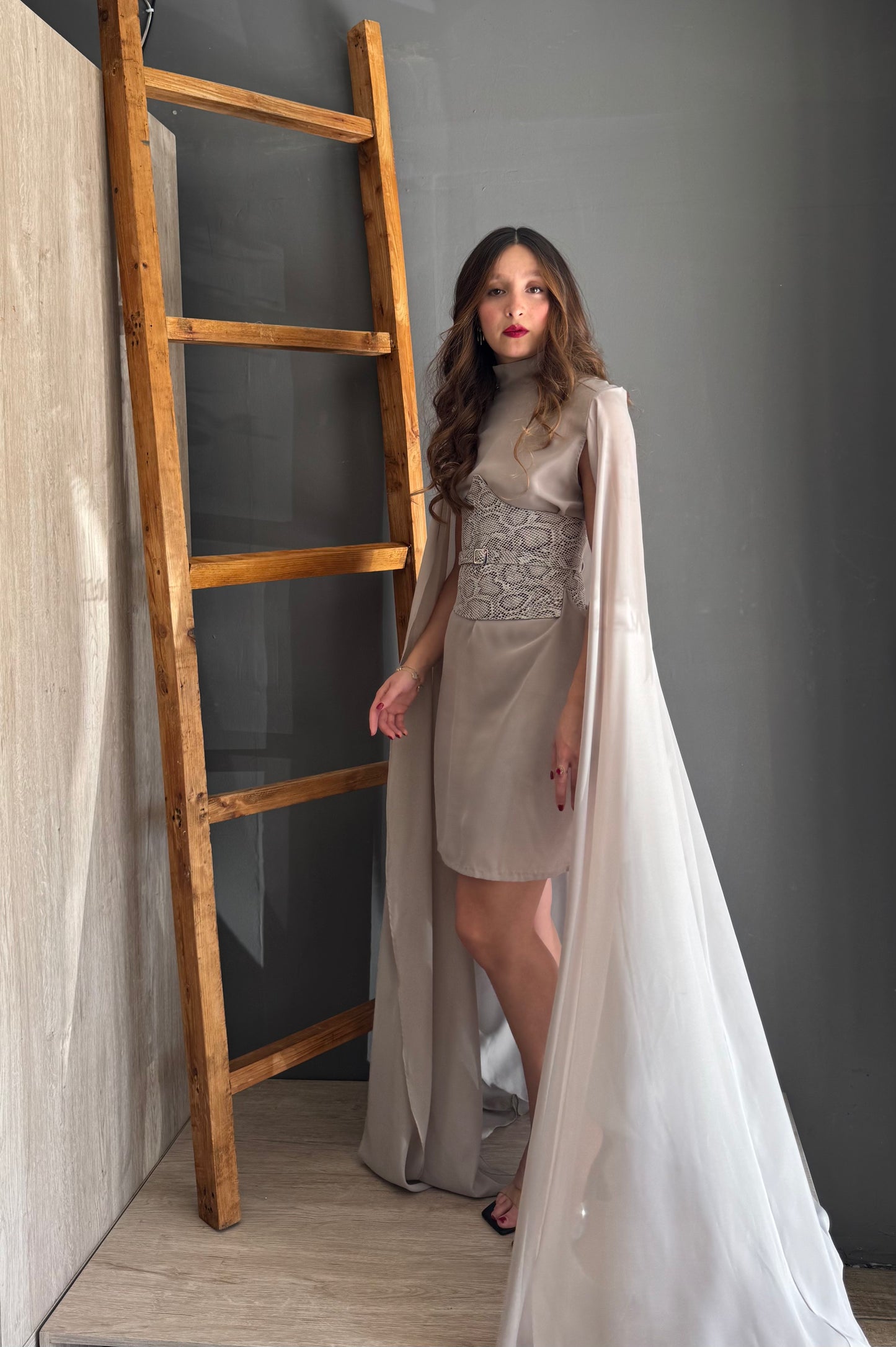 Vestido Con Capa Chifon Gris gris - vista 2