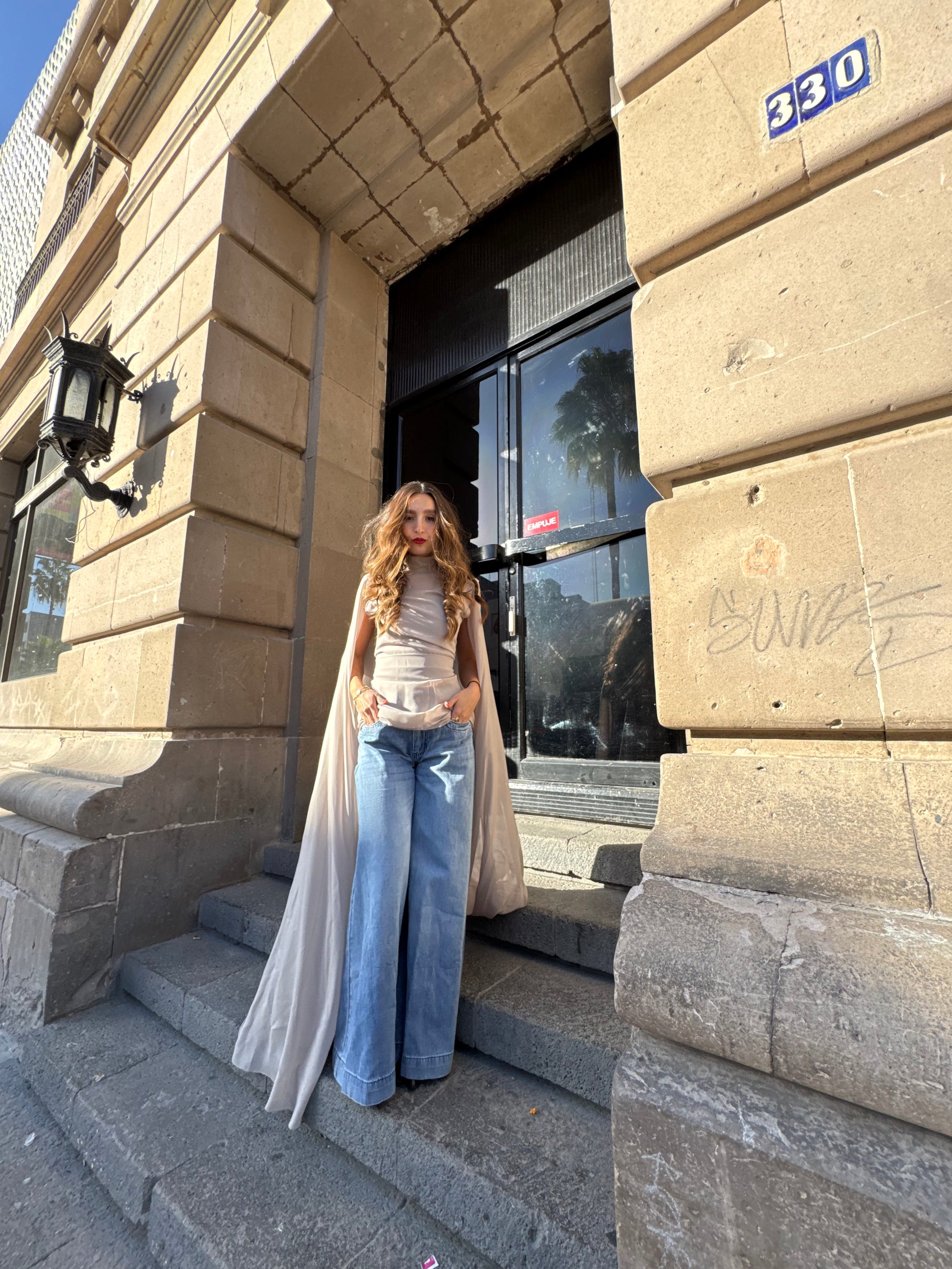 Vestido Con Capa Chifon Gris gris - vista 3