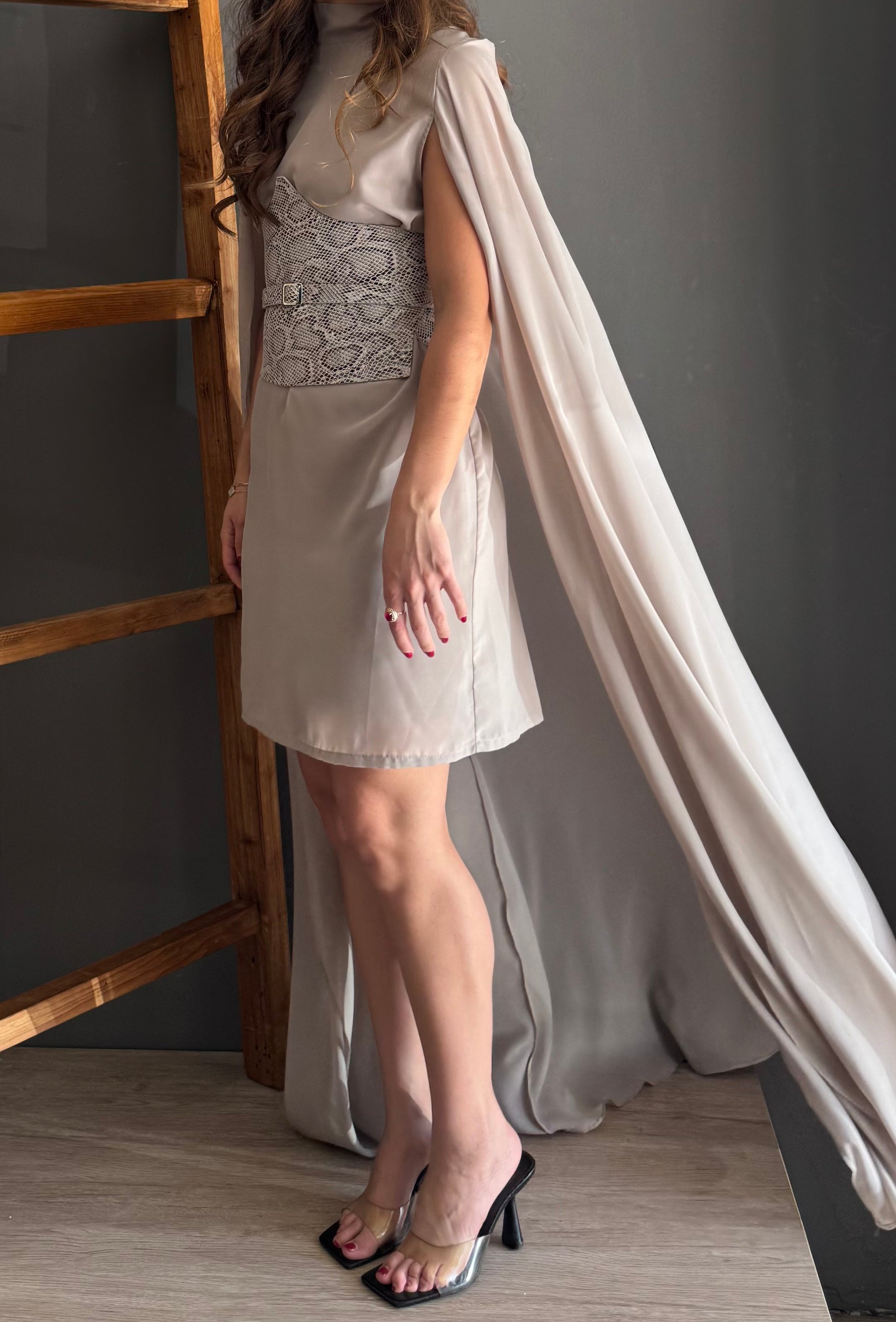 Vestido Con Capa Chifon Gris gris - vista 4