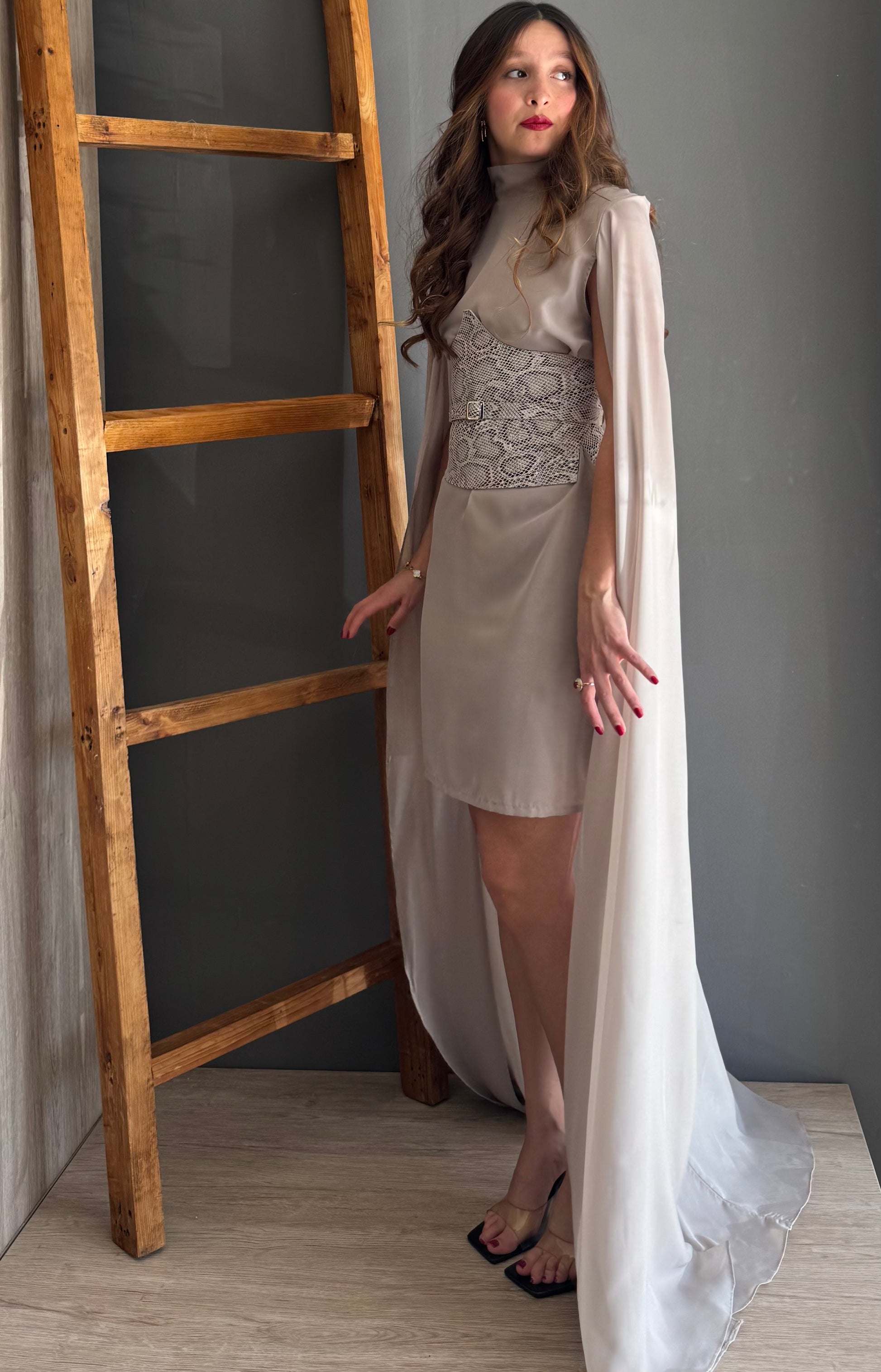 Vestido Con Capa Chifon Gris gris - vista 6